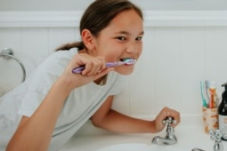 Brushing teeth 300 x 210